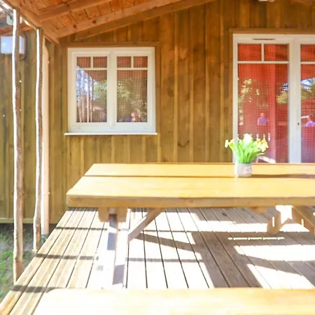 Bois Equipe 35 M2 2 Terrasse Couverte Place Parking Piscine Collective 4 Personnes בקתה